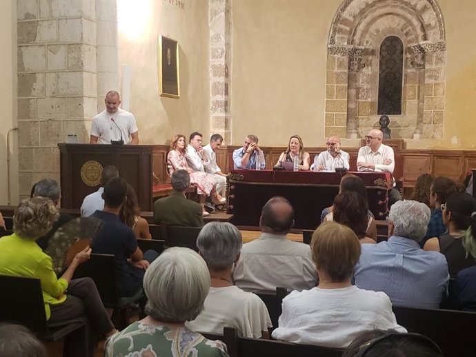 El artista segoviano Carlos Borondo se dirige a los alumnos pensionados, en presencia de los representantes institucionales y los Académicos de San Quirce