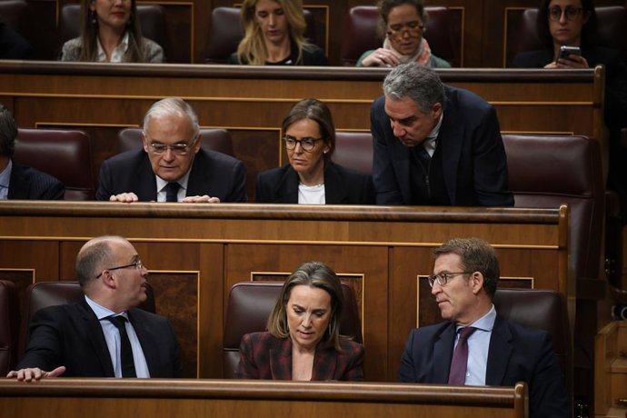 Archivo - El coordinador general del PP, Elías Bendodo (1d), conversa con el portavoz del Grupo Parlamentario Popular en el Congreso, Miguel Tellado (1i), durante una sesión plenaria, en el Congreso de los Diputados, a 29 de febrero de 2024, en Madrid (
