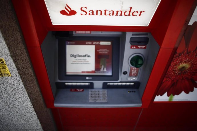 Archivo - Imagen de un cajero del Banco Santander en Madrid.