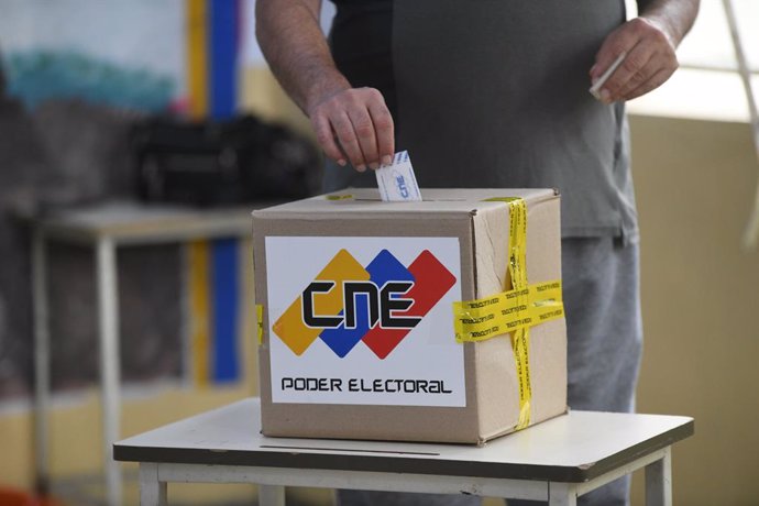 CARACAS, July 29, 2024  -- A voter casts his ballot at a polling station during the presidential election in Caracas, Venezuela, July 28, 2024.   Venezuelans went to polling stations across the country and cast ballots on Sunday in the presidential electi