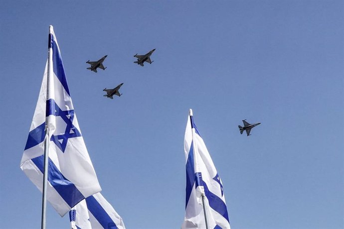 Archivo - Aviones de combate de Israel y la bandera del país