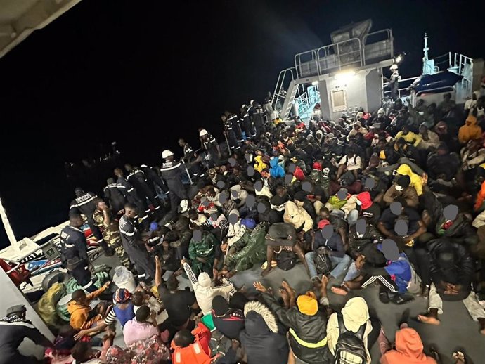 Marina de Senegal rescatando a migrantes