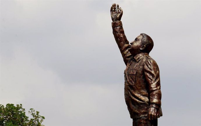 Archivo - Estatua del expresidente de Venezuela Hugo Chávez en el estado de Carabobo