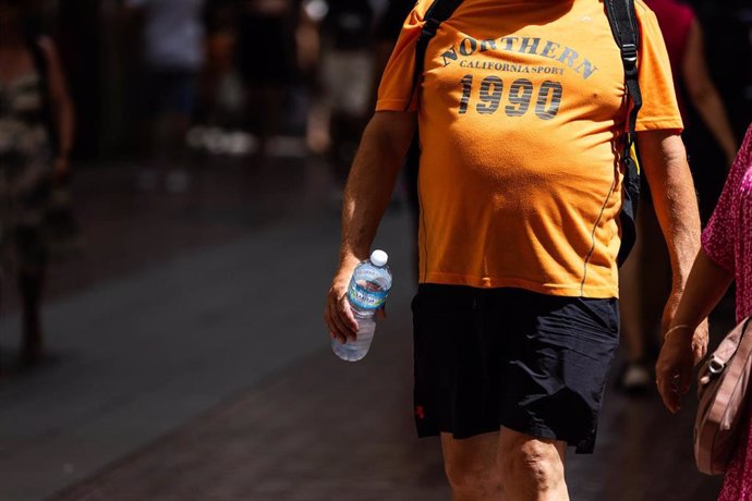 Archivo - Un hombre con una botella, a 11 de julio de 2023, en Palma.