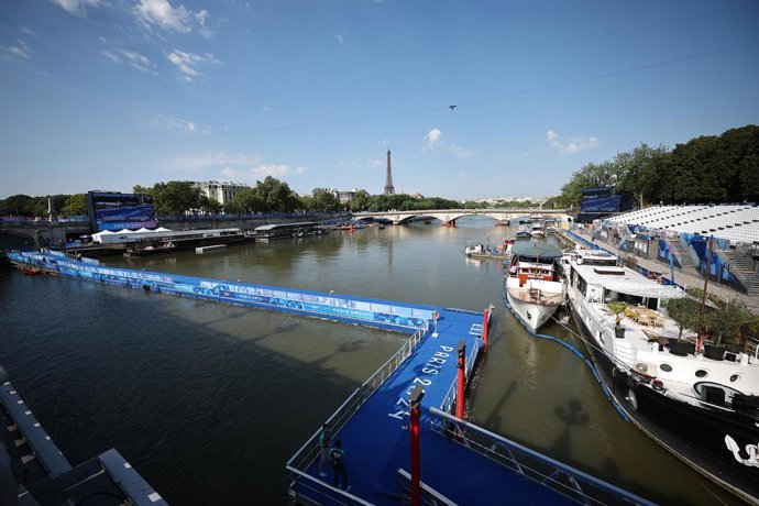 29 July 2024, France, Paris: A view of the Seine with the grandstands and the Eiffel Tower in the background. Before the triathlon at the Olympic Games in Paris, the second swimming training session in the Seine has also been canceled due to poor water 