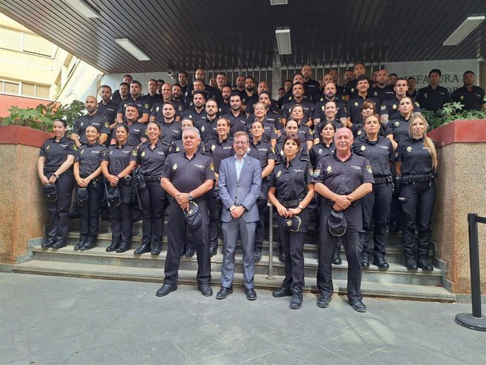 Foto de grupo de las nuevas incorporaciones de la Policía Nacional en Sevilla