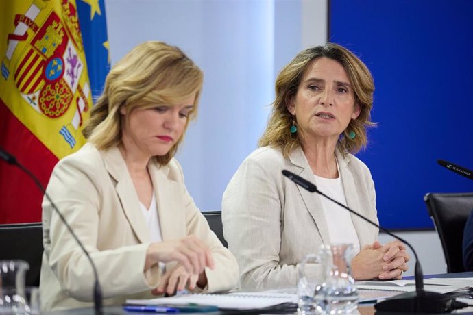 Archivo - La portavoz del Gobierno y ministra de Educación, Formación Profesional y Deportes, Pilar Alegría (i), y la vicepresidenta tercera y ministra para la Transición Ecológica y el Reto Demográfico, Teresa Ribera (d), durante una rueda de prensa post