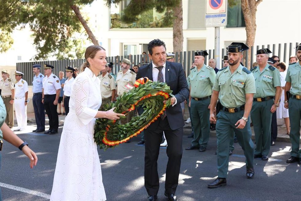 Archivo - La presidenta del Govern, Marga Prohens, lleva una ofrenda floral al monolito en honor a Diego Salvá y Carlos Sáenz de Tejada, asesinados por ETA en Palmanova, a 30 de julio de 2023.