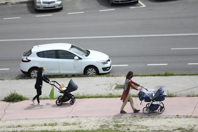 Archivo - Dos mujeres pasean con sus bebés en carrito durante el segundo día de desconfinamiento de niños y preadolescentes durante el estado de alarma por la crisis del coronavirus en el que los menores de 14 años pueden salir durante una hora, de 09:0