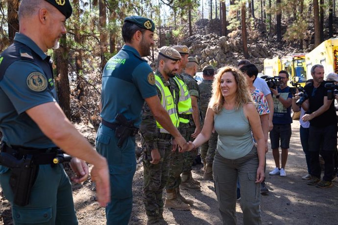 La presidenta del Cabildo de Tenerife, Rosa Dávila, saluda a los miembros del operativo contra incendios