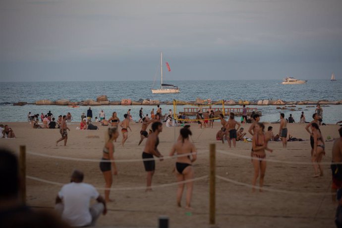 Archivo - Bañistas en la playa en Barcelona, Catalunya (España), a 28 de julio de 2020. 