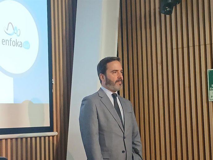 Archivo - El consejero de Turismo, Comercio y Turismo del Gobierno Vasco, Javier Hurtado, en rueda de prensa en Bilbao.