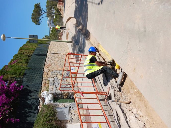 Trabajadores de Endesa trabajando en la instalación de línea subterránea para reforzar la red eléctrica de Magaluf.