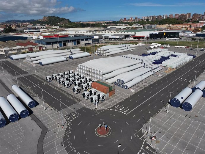 Piezas de aerogeneradores en el Puerto de Santander