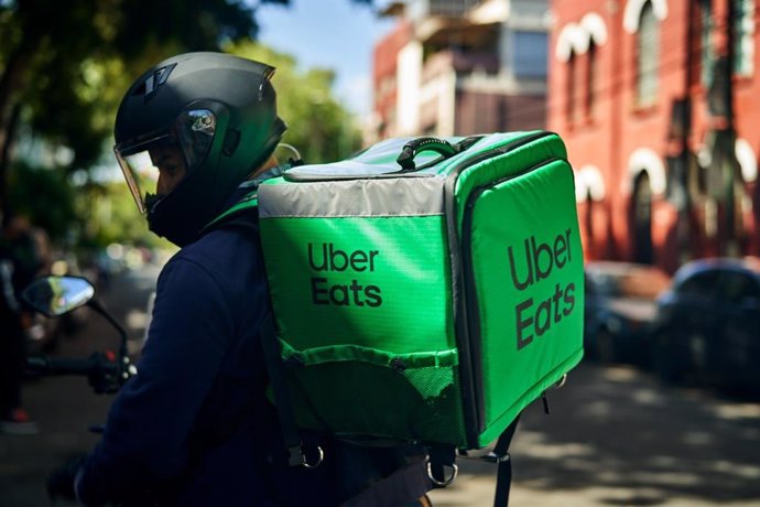 Archivo - Uber Eats lanza un servicio de reparto en diez playas españolas. 