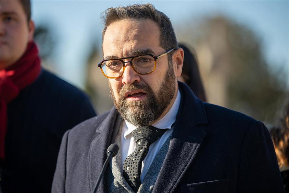 Archivo - El diputado de ERC Juli Fernández ofrece declaraciones durante la ofrenda floral anual a la tumba del expresidente de la Generalitat Francesc Maci, en el cementerio de Montjuic, con motivo del 89 aniversario de su muerte, a 25 de diciembre de