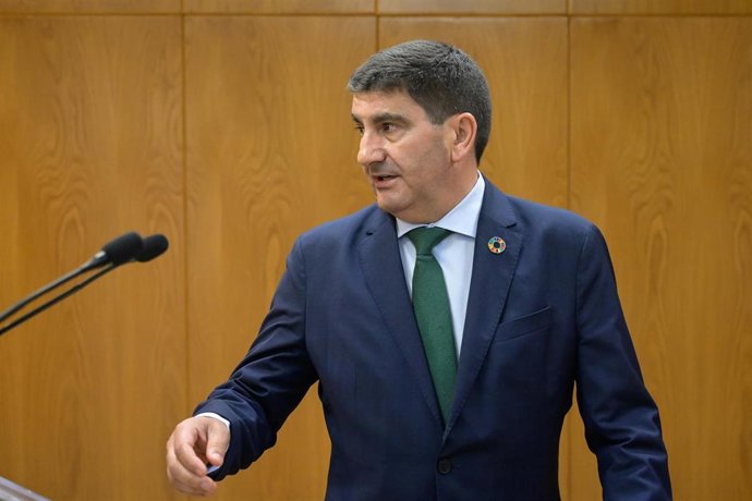 El delegado del Gobierno en Galicia, Pedro Blanco, atiende a los medios para informar sobre el naufragio del buque 'Argos Georgia' en Malvinas, en la Delegación del Gobierno, a 24 de julio de 2024, en A Coruña, Galicia (España). Nueve tripulantes del bu