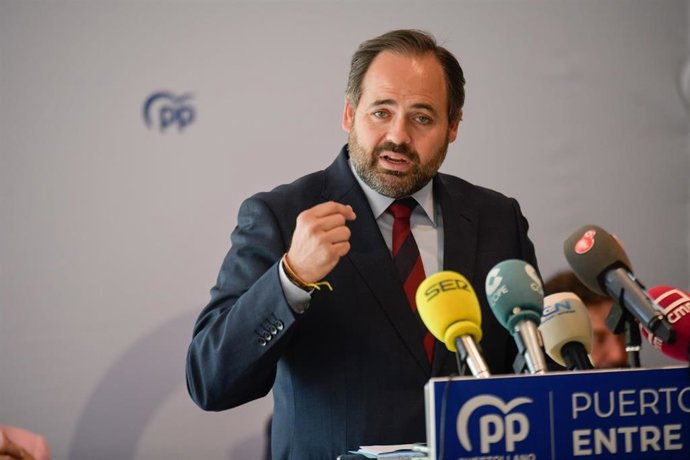 Archivo - El presidente del Partido Popular de Castilla-La Mancha, Paco Núñez, en un desayuno en Puertollano.