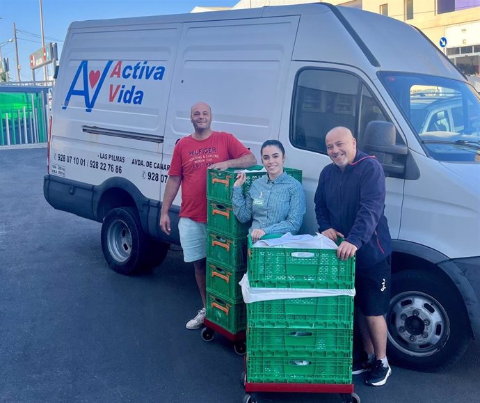 Una de las entregas diarias del supermercado de Mercadona de Gáldar a la entidad Activa Vida