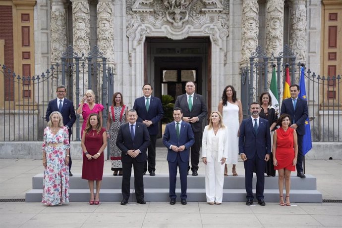 Foto de familia del nuevo Gobierno andaluz ante la fachada principal del Palacio de San Telmo