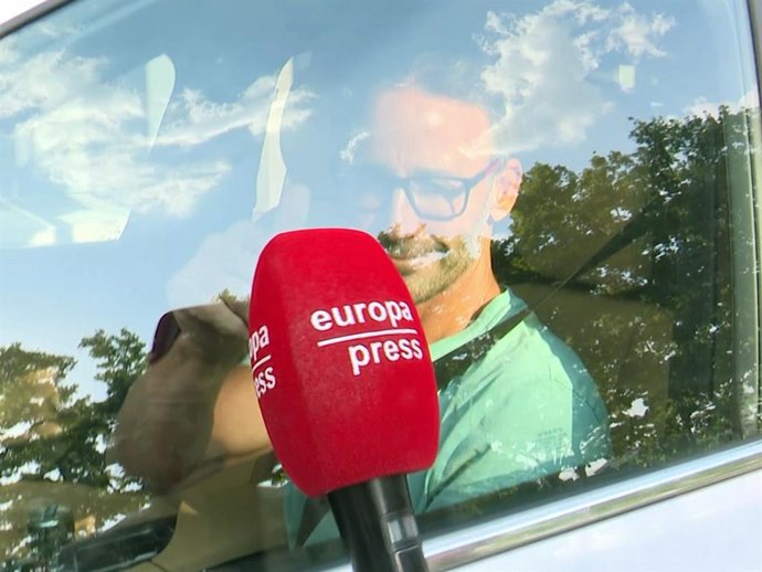 Álvaro Muñoz Escassi se mantiene firme en su silencio sobre Hiba Abouk y Sandra Madoc, mientras confirma que está bien