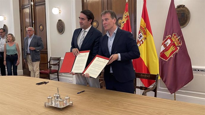 Juan Carlos Suárez-Quiñones y el presidente d ela Diputación, Borja Suárez.