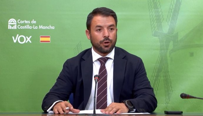 El portavoz de Vox en las Cortes de Castilla-La Mancha, Iván Sánchez, en rueda de prensa.