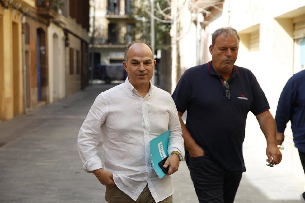 El secretario general de Junts, Jordi Turull (i), a su llegada a una reunión de la ejecutiva de Junts.