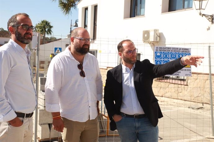 Javier Bello con el alcalde de Castellar visitando obras del PFEA.