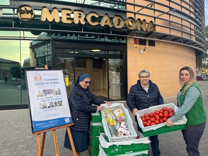 Entrega de alimentos de Mercadona al Comedor Social de Triana.