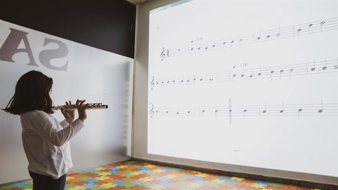 Archivo - Una alumna de una escuela de música (archivo)