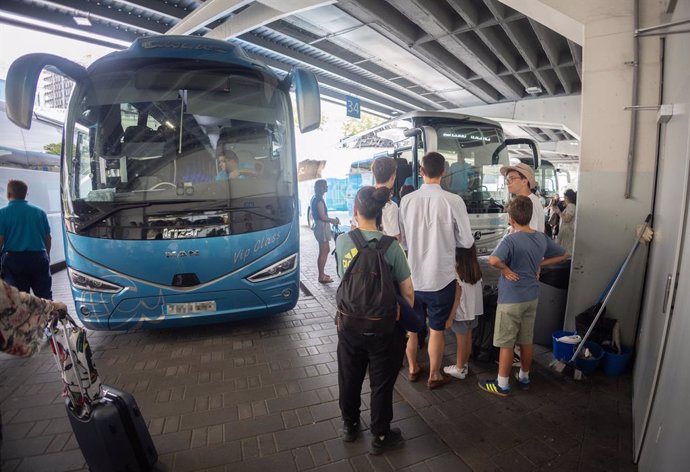 Archivo - Varias personas esperan para coger un autobús en la estación de autobuses de Méndez Álvaro