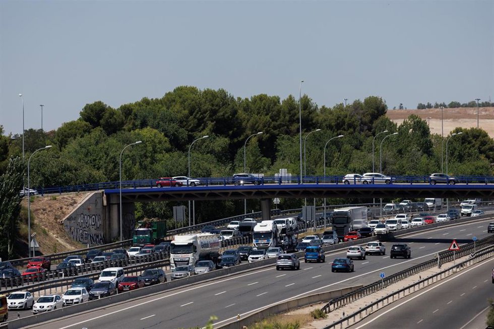 Archivo - Atasco en la autovía A-3 con motivo de la operación salida de inicios de agosto, a 28 de julio de 2023, en Madrid (España). Tráfico prevé casi ocho millones de desplazamientos por carretera durante este fin de semana, más de 49 millones en tod