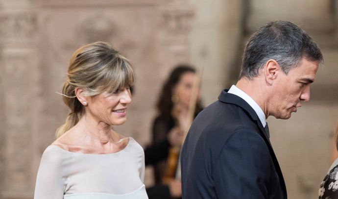 (I-2D) La mujer del presidente del Gobierno, Begoña Gómez, el presidente del Gobierno, Pedro Sánchez, y la presidenta del Congreso, Francina Armengol, durante la imposición de condecoraciones con ocasión del X aniversario de la Proclamación de Su 