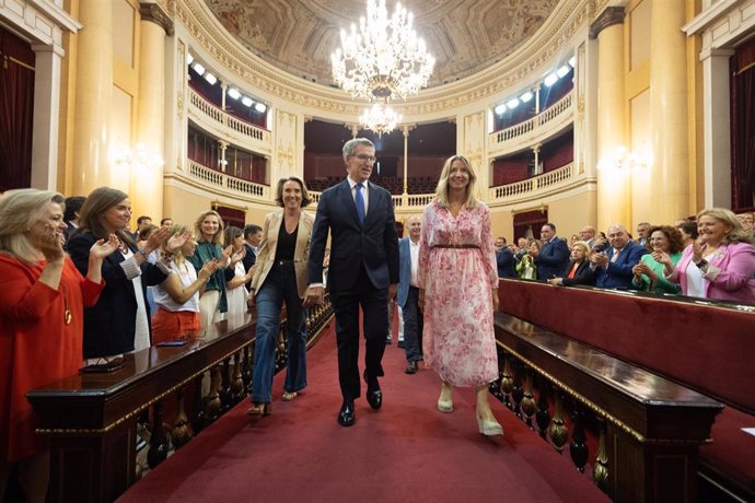 (I-D) La secretaria general del PP, Cuca Gamarra; el presidente del Partido Popular, Alberto Núñez Feijóo, y la portavoz del PP en el Senado, Alicia García, a su llegada a una reunión con los grupos parlamentarios del partido Popular, a 24 de julio de 202