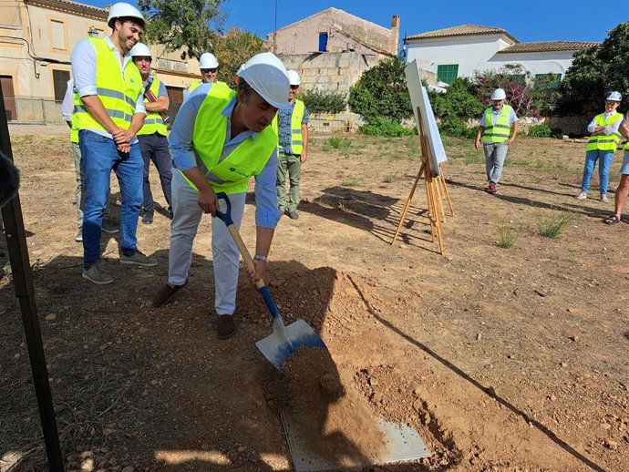 El conseller de Educación y Universidades, Antoni Vera, en las obras de ampliación y reforma del CEIP Sant Miquel de Son Carrió.