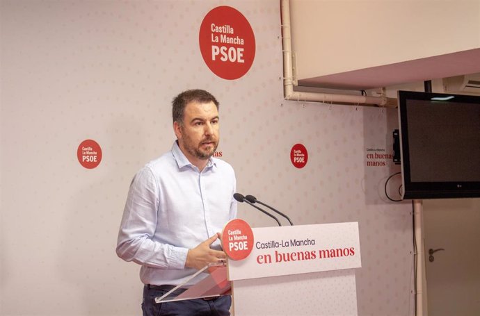 Archivo - El portavoz de Empleo y Agricultura del grupo socialista en las Cortes de Castilla-La Mancha, Antonio Sánchez Requena, en una foto de archivo