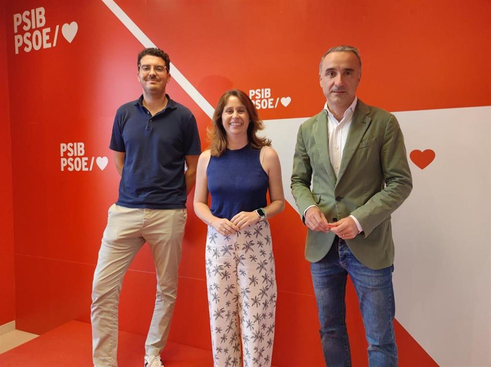 Los diputados del PSIB en el Congreso, Pepe Mercadal y Milena Herrera, y el senador por Mallorca, Pere Joan Pons, en la sede socialista de Palma.