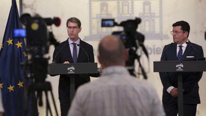 El presidente del Gobierno, Gonzalo Capellán, con el portavoz del Ejecutivo, Alfonso Domínguez, momentos antes de que éste informe del Consejo de Gobierno