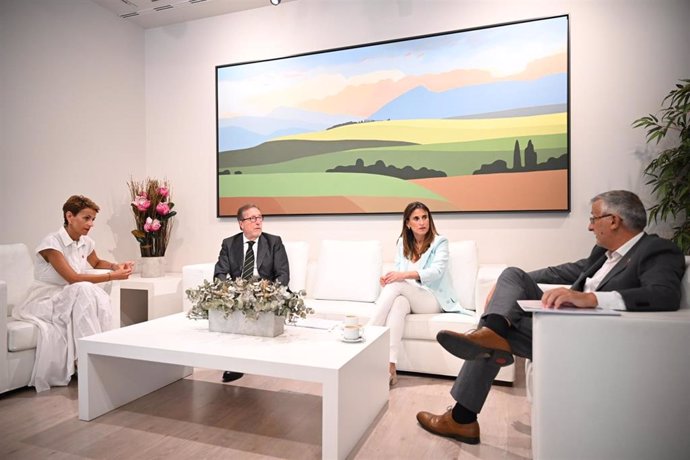 La presidenta de Navarra, María Chivite; el director general de la Fundación "la Caixa", Antonio Vila; la directora territorial en DT Ebro de Caixa Bank, Isabel Moreno, y el vicepresidente Félix Taberna.