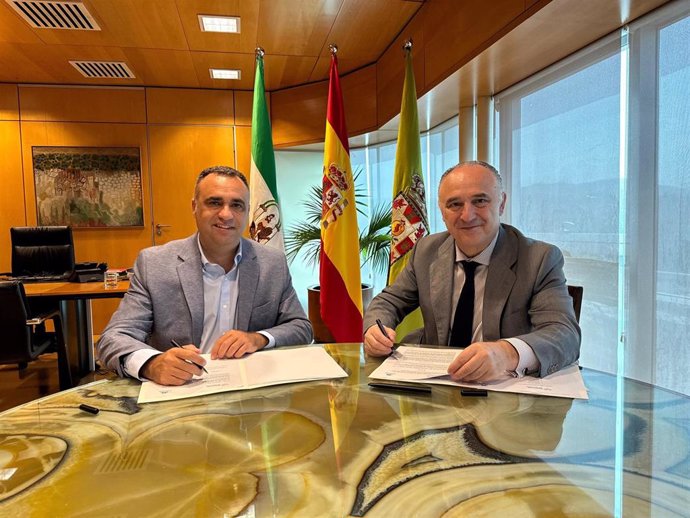 El presidente de la Diputación de Granada, Francis Rodríguez, y el director territorial de CaixaBank en Andalucía, Juan Ignacio Zafra.