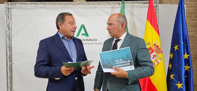 El delegado de la Junta en Sevilla anima a la ciudadanía a participar en la elaboración de la Ley de Vivienda andaluza.