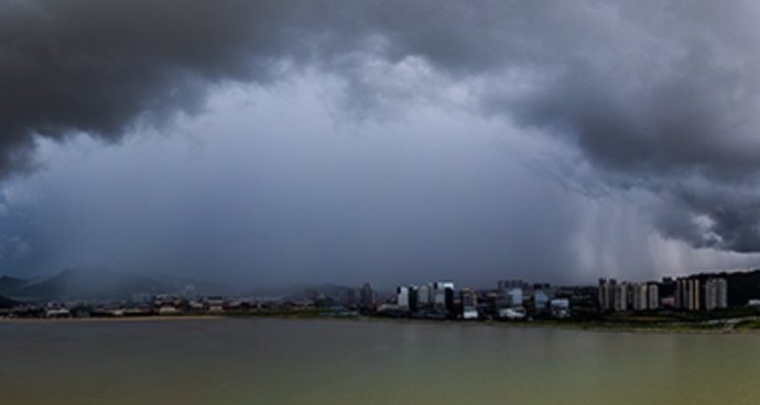 Precipitación de Cumulonimbus arcus sobre Zhuhai, China.