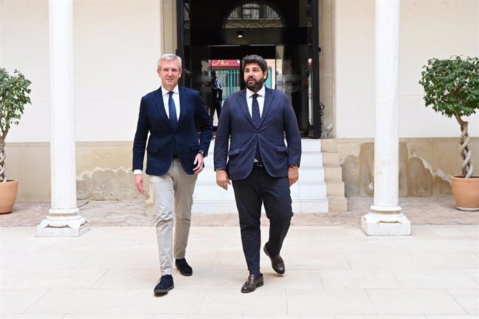 El presidente de la Región de Murcia, Fernando López Miras,  recibe al presidente de la Xunta de Galicia, Alfonso Rueda