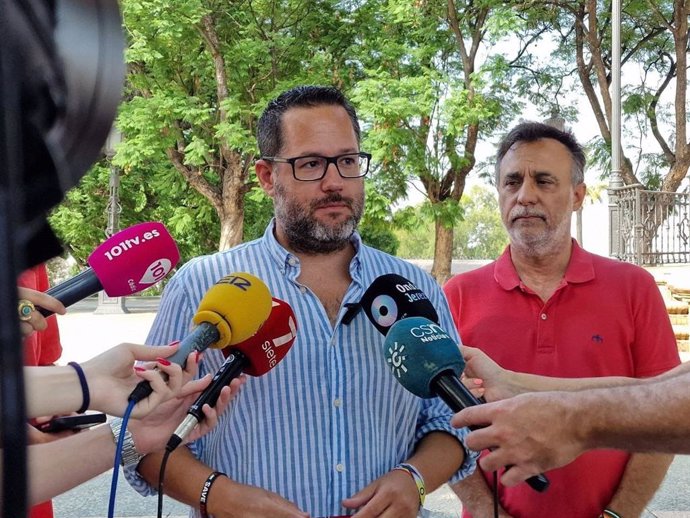 El portavoz de Adelante Andalucía, José Ignacio García, atiende a la prensa en Jerez.