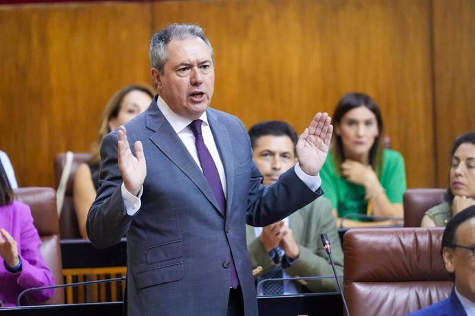 El secretario general del PSOE A, Juan Espadas, en una imagen de archivo en el Pleno del Parlamento. 