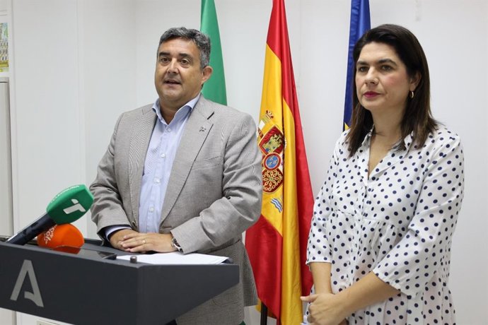 El delegado de la Junta de Andalucía en Huelva, José Manuel Correa, y la delegada de Economía, Hacienda y Fondos Europeos, Lucía Núñez.