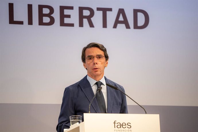 Archivo - El expresidente del Gobierno y presidente de FAES, José María Aznar, durante la entrega a título póstumo del XII Premio Faes de la Libertad al exministro Josep Piqué por parte de la Fundación Faes, en CaixaForum Macaya, a 27 de junio de 2024, en