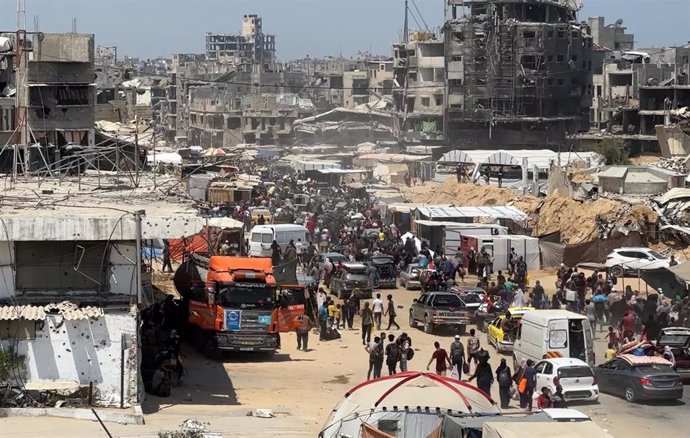 July 22, 2024, Khan Yunis, Gaza Strip, Palestinian Territory: Palestinians flee the eastern part of Khan Younis as they make their way after they were ordered by Israeli army to evacuate their neighborhoods, amid Israel-Hamas conflict, in Khan Younis in t