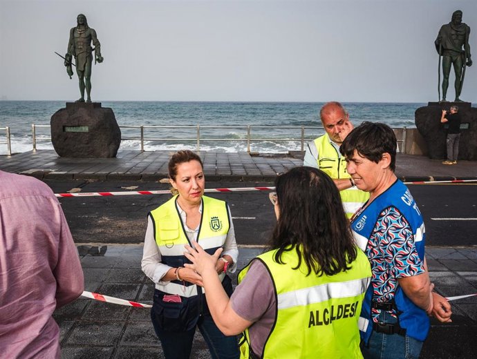 La presidenta del Cabildo de Tenerife, Rosa Dávila, durante una visita a Candelaria con motivo de los daños producidos por el oleaje